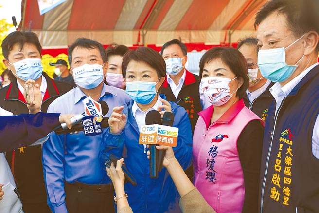 針對國營事業補助高雄建設經費，台中市長盧秀燕（中）29日受訪表示，此事讓其他21縣市有被剝奪感。（王文吉攝）