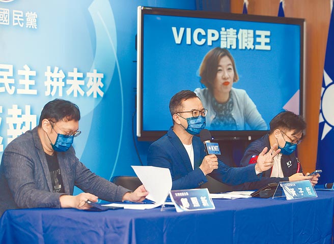 國民黨文傳會29日舉行「白袍形象淪包裝？林靜儀人設大崩壞」記者會，文傳會副主委鄭照新（左起）、黃子哲、林家興等人羅列民進黨台中第二選區立委補選參選人林靜儀「溫柔堅定」形象大崩壞的事證。(陳怡誠攝)