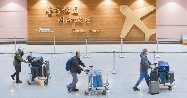 全美首席防疫专家佛奇表示，美国明年7月有可能回到「正常」生活。图为桃园机场入境旅客。（陈麒全摄）