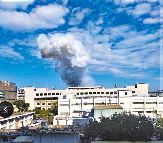 漢翔台中水湳廠29日發生粉塵爆炸，造成1人重傷不治，6人輕重傷，由於臨近學區，爆炸濃煙令人驚恐。（民眾提供／盧金足台中傳真）