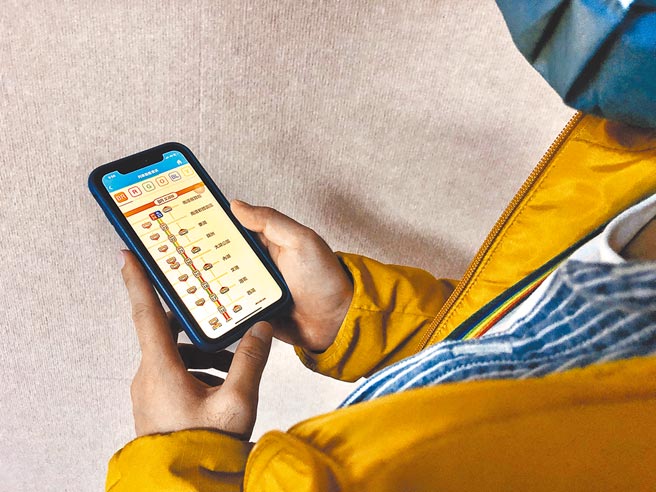 台北捷运公司今年因应疫情，于「台北捷运GO」APP中研发推出「车厢拥挤度即时告知功能」，日前更加码提供「路线拥挤度查询功能」，让民眾即时掌握板南线、文湖线全路线拥挤度，预计明年3月全线启用。（本报资料照片）