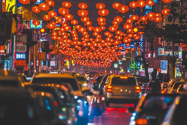花莲跨年城市街景，高挂万盏大红灯笼，年节气氛浓。（花莲县政府提供／王志伟花莲传真）