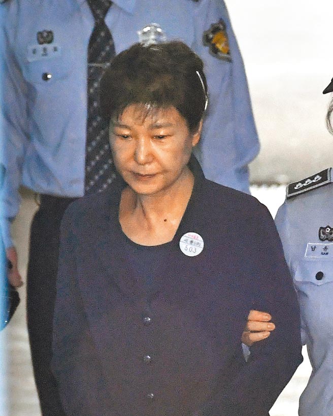 南韩前总统朴槿惠的新书开放预购1天后，已登上南韩最大书店教保文库畅销榜第1名。图为2017年朴槿惠面临贿赂指控，戴手铐现身法院受审。（中央社）