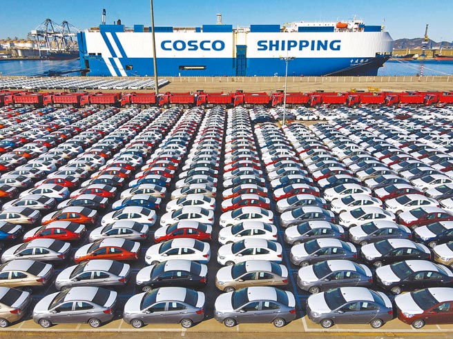 大陆国务院29日发布首本《中国的出口管制》白皮书，将禁止或者限制涉及国家安全的货物出口。图为大批出口商品车在山东烟台港集结等待装船。（新华社）