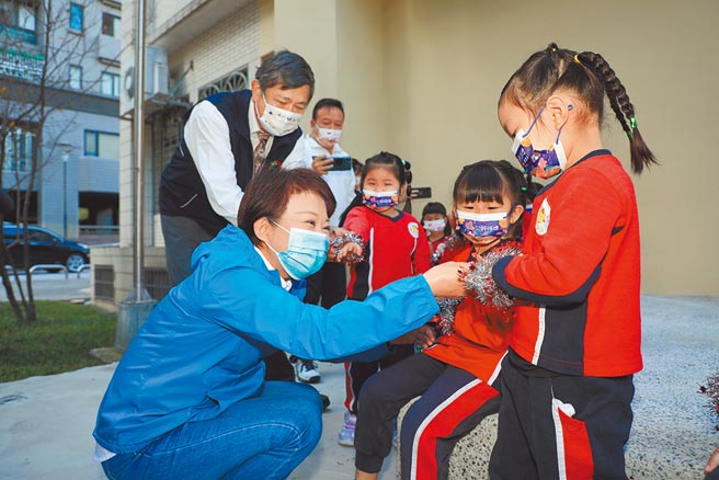 台中市长卢秀燕29日表示，自明年1月1日起，生育津贴每胎从1万元提高至2万元，社区公共托育家园月费从1万元调降至7000元，减轻家长负担。（卢金足摄）