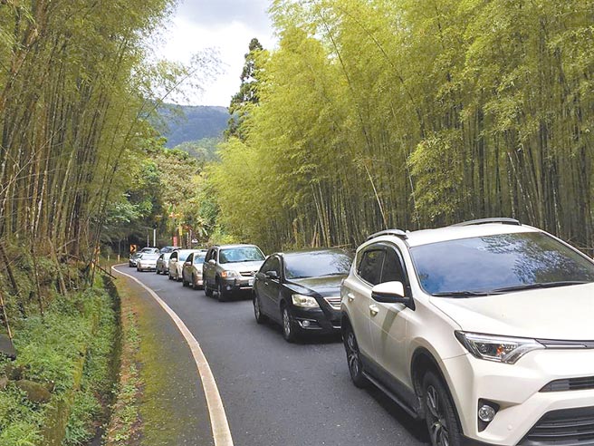 南投县警局呼吁民眾，多利用警广或警察局脸书等，随时掌握即时路况，并多加使用替代道路避免塞车，以免塞在车阵中，败兴而归。（南投县警局提供／吴建辉南投报导）