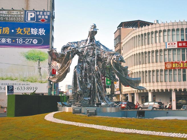 6公尺高的《素还真》钢雕，成为云林县虎尾镇新地标。（张朝欣摄）
