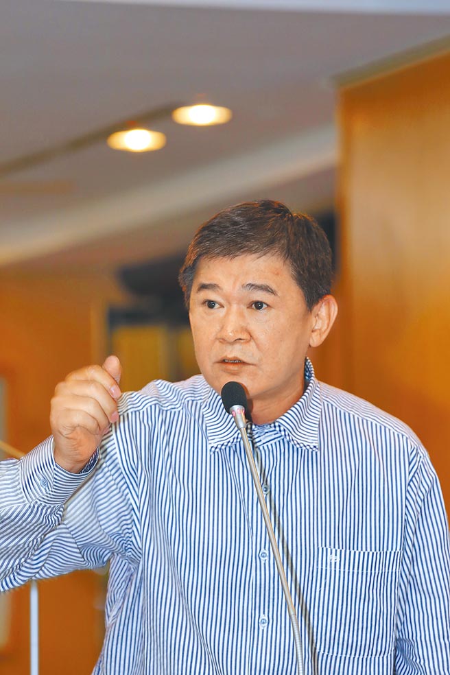 台南市議會副議長林炳利遭檢舉與妻子、女兒、侄子以20名親友為人頭，涉詐領助理費1860萬餘元。圖為林炳利在議會質詢情形。（台南市議會提供／曹婷婷台南傳真）