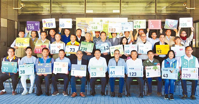 屏县府于33乡镇推出特色门牌，展现城市新美学。（林和生摄）