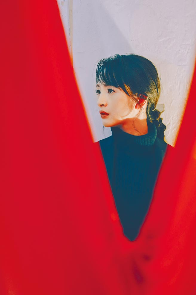 林依晨在新书《做自己，为什么还要说抱歉？》真实剖绘自我。（联合文学杂志提供）