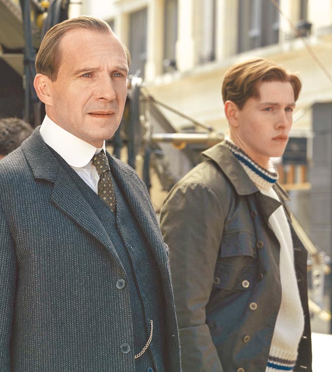 雷夫范恩斯（左）、哈里斯迪金森在《金牌特务：金士曼起源》秘密变身绅士特务。（迪士尼提供）