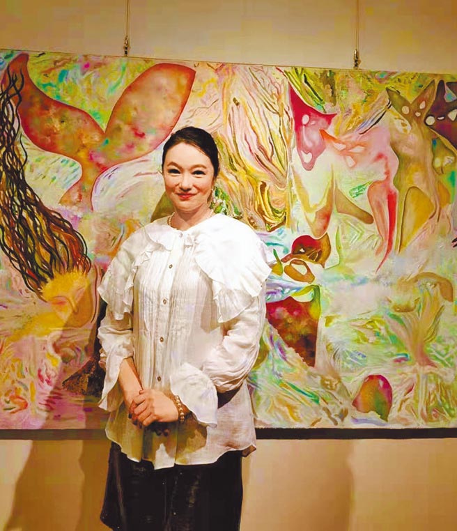 張瑞竹帶著繪畫作品參與樹德科大「橫山藝術季」展覽。（翰森娛樂提供）