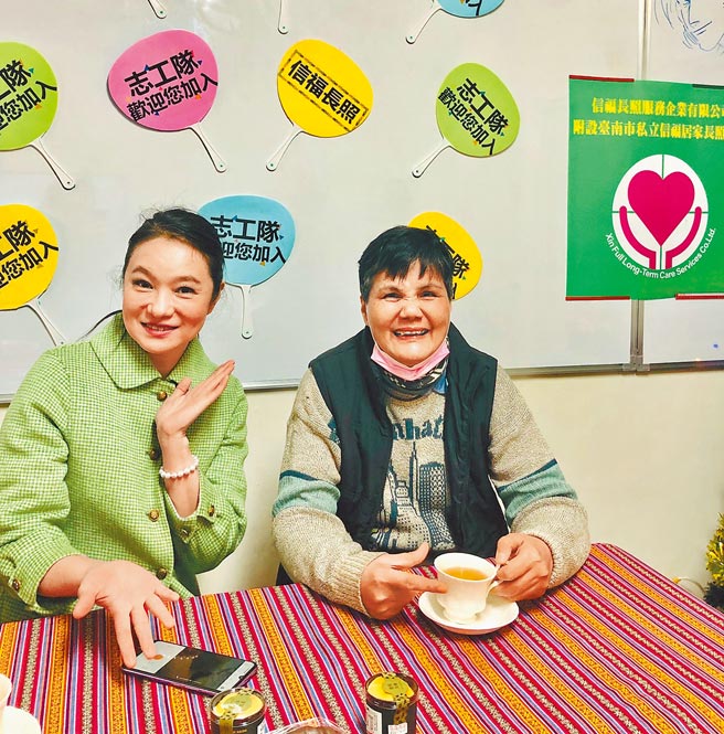 張瑞竹（左）前往台南信福長照機構，與長者們共度下午茶時光。（翰森娛樂提供）