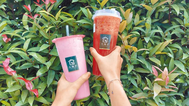 大苑子31日晚上10点，在App推出限时12小时的莓好系列饮品跨年组合。（大苑子提供）