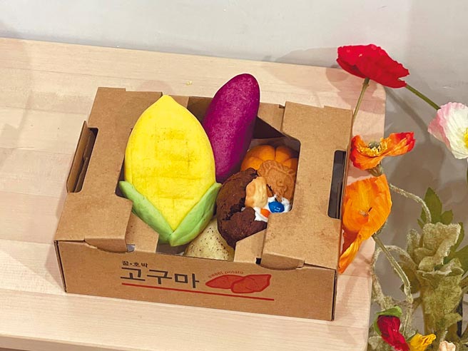 網路名店「ChocoChez Bakery」今（30日）起至明年1月16日快閃進Breeze Super微風超市南山旗艦店，除了為微風獨家研發新品「擬真玉米麵包」，還推出跨年「超限量五入組合」。（微風提供）