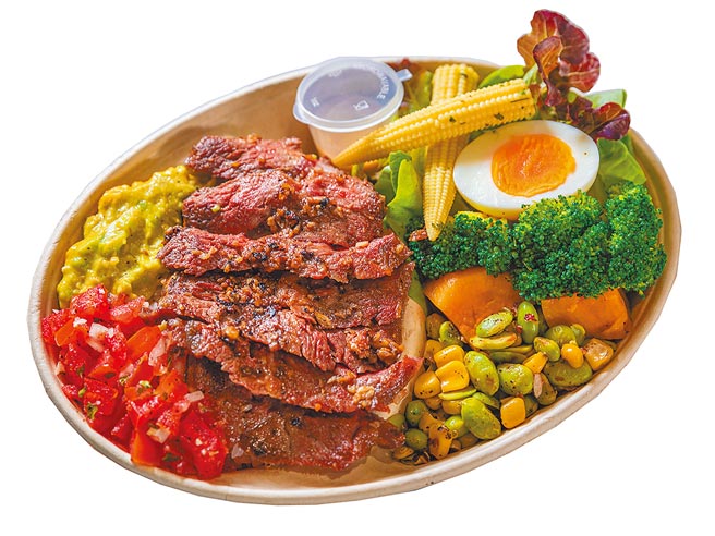 微風超市店中店再引進名店「njuTurn扭轉餐盒」，為上班族提供6大主食、多樣天然健康食材的餐點，舒肥小牛排沙拉碗260元 。（微風提供）