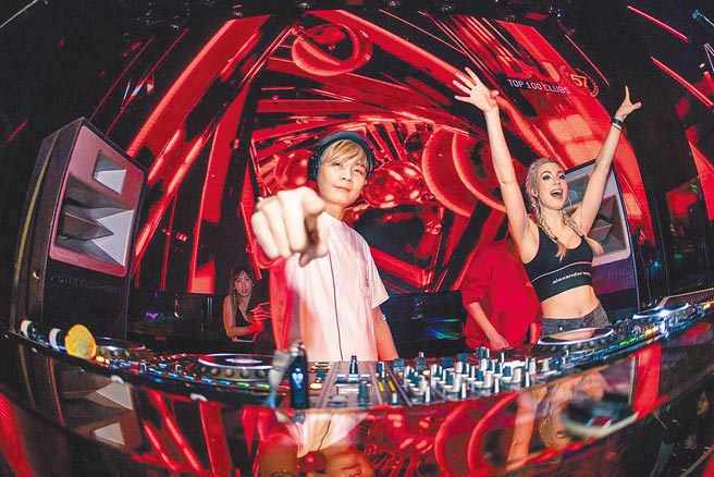 京站在31日跨年當天舉行「嗆辣Q條通 辣翻跨年夜」活動，4人付2400元，即能享受「EASY DJ STUDIO」DJ Mister Dolphin以及KODY的DJ SHOW等活動。（京站提供）