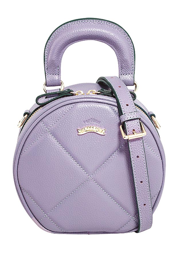 Global Mall新北中和店的PEPPER_S Beverly牛皮菱格圓形包，原價4180元，優惠價3000元。（Global Mall提供）