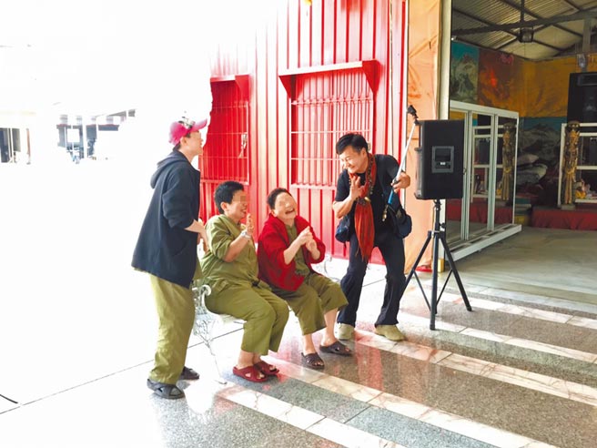 龙发堂里原来可以看到精障者难得的欢顏。（眭澔平提供）