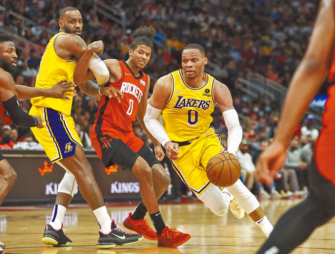 湖人控卫韦斯布鲁克（右）在詹姆斯（左二）卡位下带球切入禁区。 （路透）