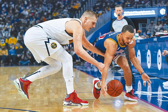 柯瑞（右）雖然達成生涯3000顆三分球里程碑，但手感不佳，勇士也不敵金塊。（美聯社）