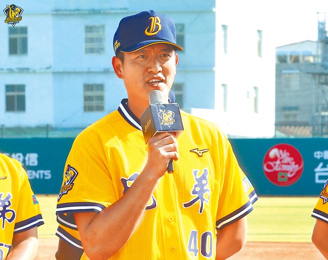 王建民与黄衫军续约3年，继续担任中信兄弟二军投手教练。（中信兄弟提供）