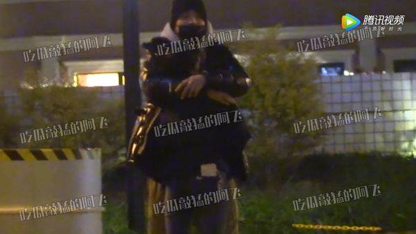 王大陆和蔡卓宜当街搂抱，看起来感情稳定。（图／翻摄自腾讯视频）