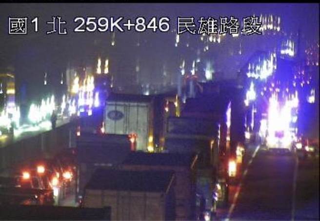 元旦连假第1天，凌晨中山高南下民雄往嘉义路段259公里处发生重大车祸，现场1人无生命迹象。（吕妍庭翻摄）
