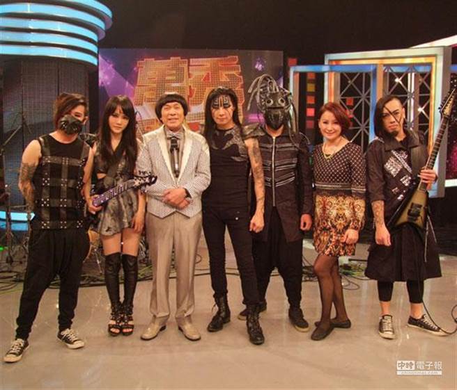 由林昶佐担任主唱的闪灵乐团。(图/中视提供)