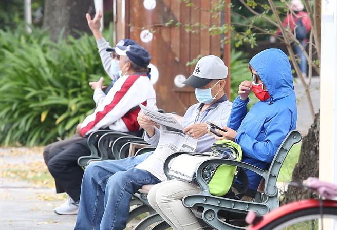 氣象專家吳德榮今天在「三立準氣象· 老大洩天機」專欄指出，最新歐洲模式模擬顯示，今天及明天清晨受乾冷空氣影響，白天北台涼冷、中南部舒適，早晚各地偏冷。（資料照，陳俊吉攝）