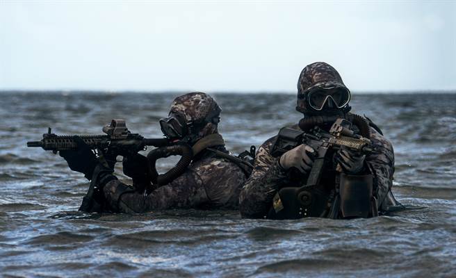 美国海军「海豹部队」（SEAL）执行任务的画面。（美国海豹部队官网）