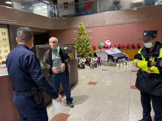 台中市一名86歲張姓老翁，與同學在南屯區一家餐廳聚餐後迷途，找警察問路，剛好家人也急著找他。（民眾提供／盧金足台中傳真）