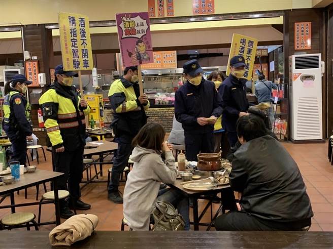 台中市警察局第六分局大力執行「掃除『醉』犯」防制酒駕專案勤務，執法與宣導雙管齊下，展現警方酒駕零容忍之決心！（民眾提供／盧金足台中傳真）