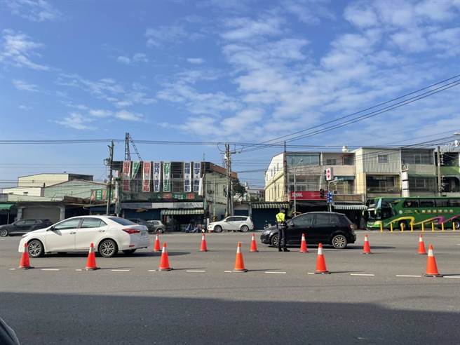 元旦连假首日南下垦丁路段现车潮。（警方提供／谢佳潾屏东传真）