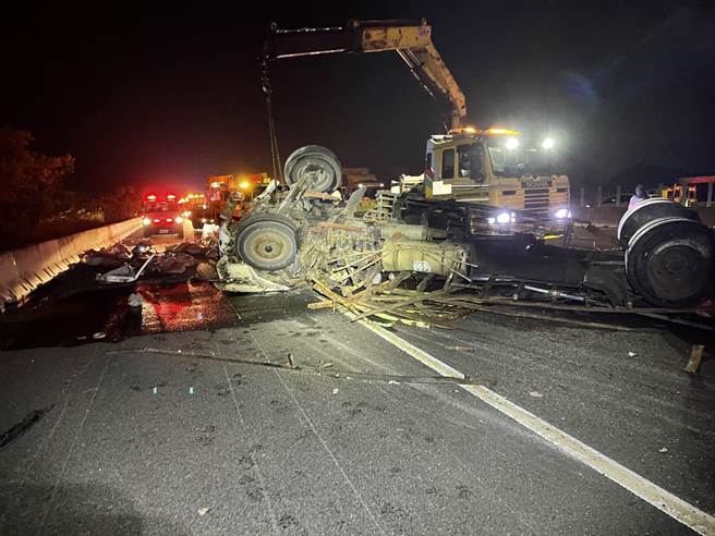 遭追撞大貨車衝向對向車道，駕駛受困被救出，目前仍在醫院急救中。（讀者提供／張亦惠嘉縣傳真）