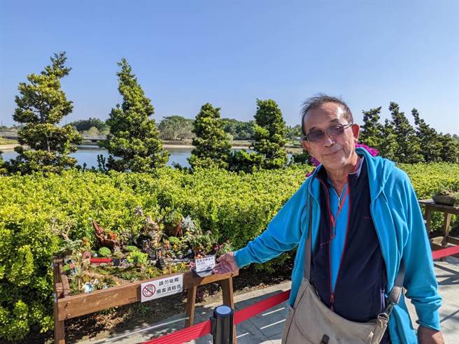 嘉义市盆栽艺术协会理事长郑茂林介绍协会会员目前在故宫南院展出的作品。（故宫南院提供／张亦惠嘉县传真）