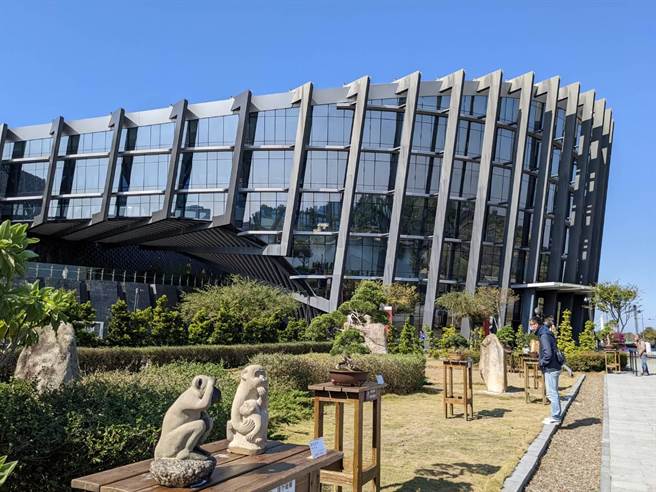 故宫南院大千石庭目前有26盆艺术盆景展出。（故宫南院提供／张亦惠嘉县传真）