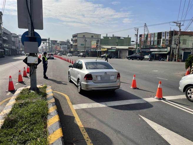 元旦连假首日南下垦丁路段现车潮。（警方提供／谢佳潾屏东传真）
