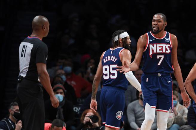 杜兰特在场上跟裁判抗议尺度问题。(美联社)