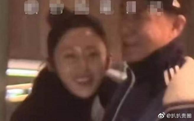 张天爱衰遭抹黑贴男高层。（图／翻摄自扒扒贵圈微博）