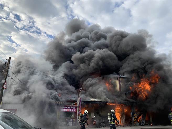 台中神冈发生铁皮屋大火，猛烈火势浓烟迅速吞噬，高温将铁皮烧塌。（民眾提供／王文吉台中传真）