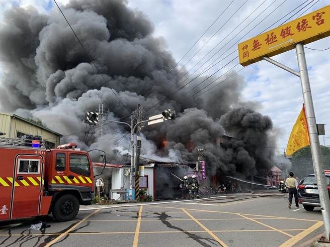 台中神冈铁皮屋遭祝融吞噬，火舌浓烟不断窜出。（民眾提供／王文吉台中传真）