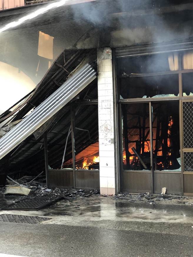 台中神冈移工宿舍大火，警消到场时已全面燃烧，铁皮屋内不断冒出火舌浓烟。（民眾提供／王文吉台中传真）