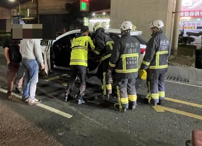 50岁黄姓男子30日下午6时许，驾驶营业自小客车载客行经新北市五股区新五路二段，从外侧车道进入内侧车道时，疑因未注意后方来车，造成40岁林姓男子驾驶的汽车从后方追撞。（翻摄画面）