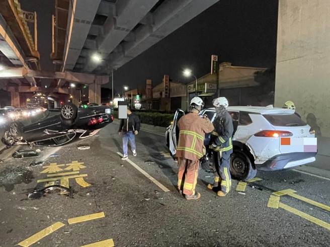 50岁黄姓男子30日下午6时许，驾驶营业自小客车载客行经新北市五股区新五路二段，从外侧车道进入内侧车道时，疑因未注意后方来车，造成40岁林姓男子驾驶的汽车从后方追撞。（翻摄画面）