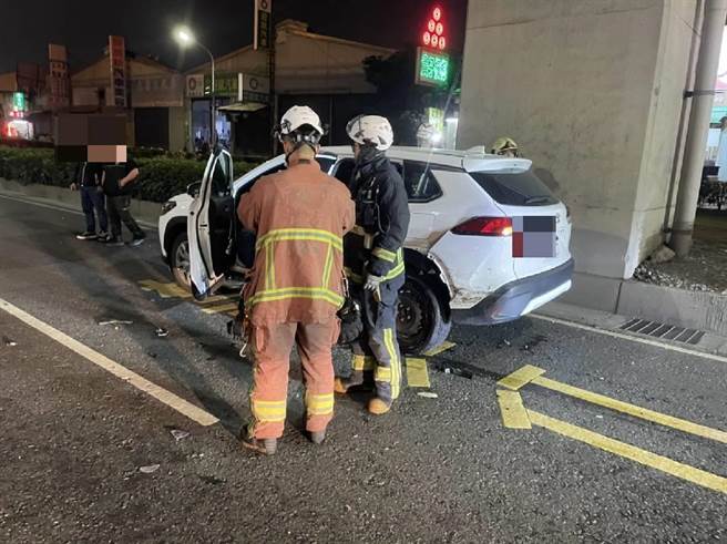 50岁黄姓男子30日下午6时许，驾驶营业自小客车载客行经新北市五股区新五路二段，从外侧车道进入内侧车道时，疑因未注意后方来车，造成40岁林姓男子驾驶的汽车从后方追撞。（翻摄画面）