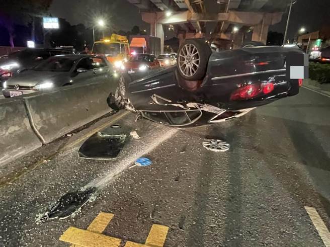 50岁黄姓男子30日下午6时许，驾驶营业自小客车载客行经新北市五股区新五路二段，从外侧车道进入内侧车道时，疑因未注意后方来车，造成40岁林姓男子驾驶的汽车从后方追撞。（翻摄画面）