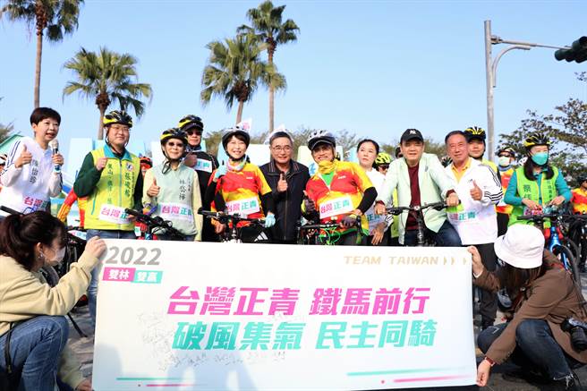 民进党立委陈亭妃等人发起「台湾正青‧铁马前行‧破风集气‧民主同骑」活动，31日从屏东大鹏湾出发，并插上「2022双林双赢」的加油集气旗，为期3天骑乘至台北，替林昶佐、林静仪加油打气。（谢佳潾摄）