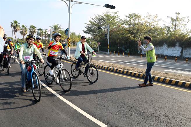 民进党立委陈亭妃等人发起「台湾正青‧铁马前行‧破风集气‧民主同骑」活动，31日从屏东大鹏湾出发，并插上「2022双林双赢」的加油集气旗，为期3天骑乘至台北，替林昶佐、林静仪加油打气。（谢佳潾摄）