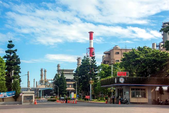 中油林园厂又传工安意外！1名吴姓油漆工人昨(30)日中午休息时间，突然从3楼高处坠楼，意外发生当下无人发现，直至下午才被同事发现。（资料照，林宏聪摄）